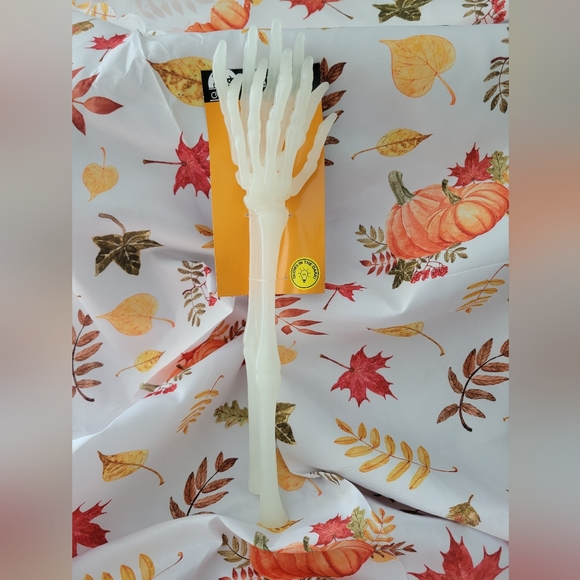 Skeleton Hand Decoration, Silly Servering Hands. Set Of 2 Glow in the Dark NEW - Picture 1 of 3